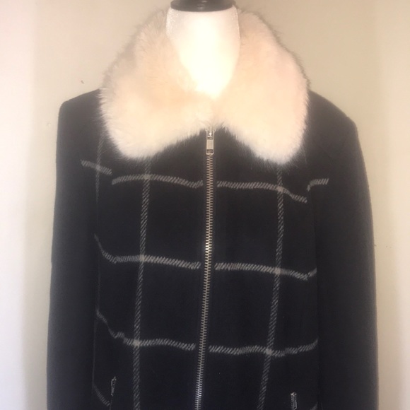 “FOREVER 21” Navy check faux fur collar jacket. - Picture 5 of 16
